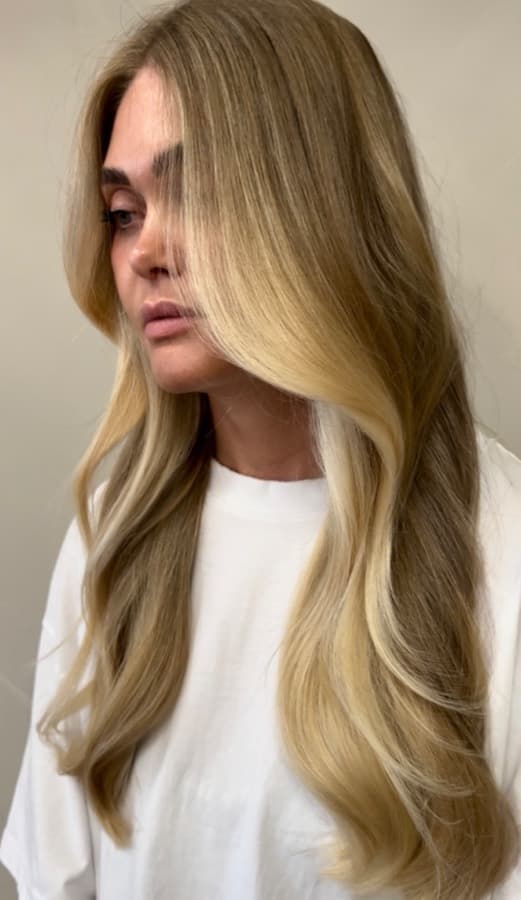 Lived-in blonde with soft, sun-grown-out roots and warm mid-lengths